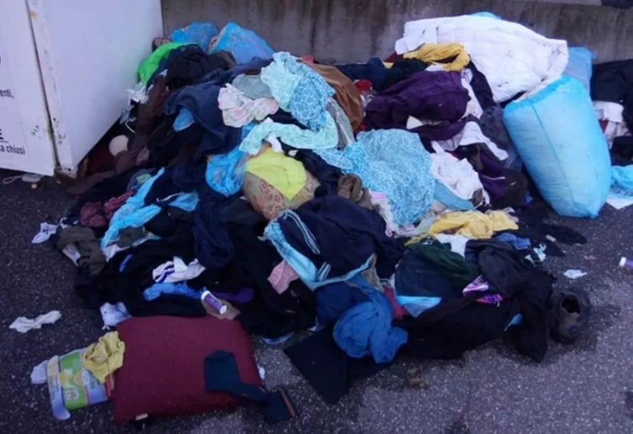 Vecchi abiti e scarpe in strada, Comune firma nuovo contratto. Conferimenti al CCR
