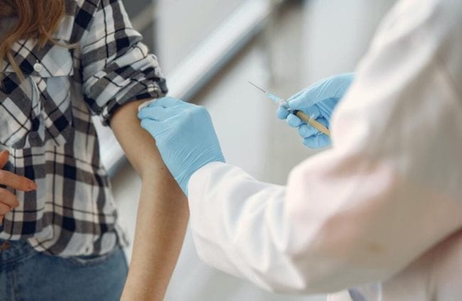 Da lunedì vaccini per gli ‘isolani’, da venerdì gli over 50. Contagi in calo "telecomandato"?