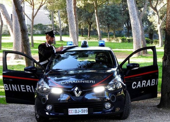 Chiama i carabinieri di Santa Ninfa credendo di aver subìto un furto. Era stato invece il marito a spostare la borsa
