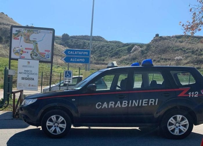 A piedi, per strada, senza autorizzazione né documenti. Due arresti a Calatafimi