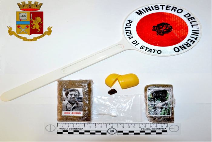 Trasportava in auto due panetti di hashish. Trentenne trapanese arrestato dalla polizia
