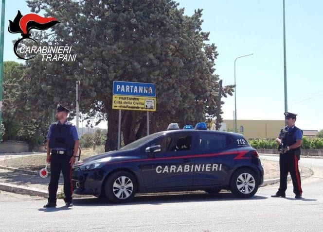 Sorpresi a consumare all'interno del bar. Sanzionati tre avventori dai carabinieri a Partanna