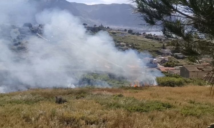 Incendio in zona Magazzinazzi ad Alcamo Marina. Fiamme partite da terreno incolto