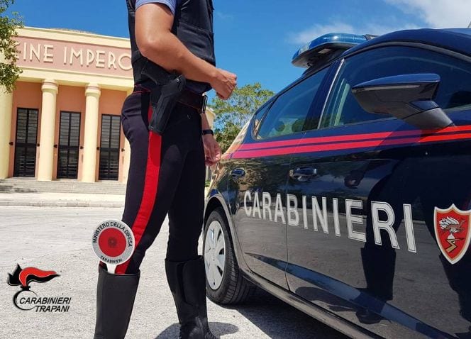 Vede i carabinieri e getta la droga dal finestrino. Arrestato 53enne a Marsala