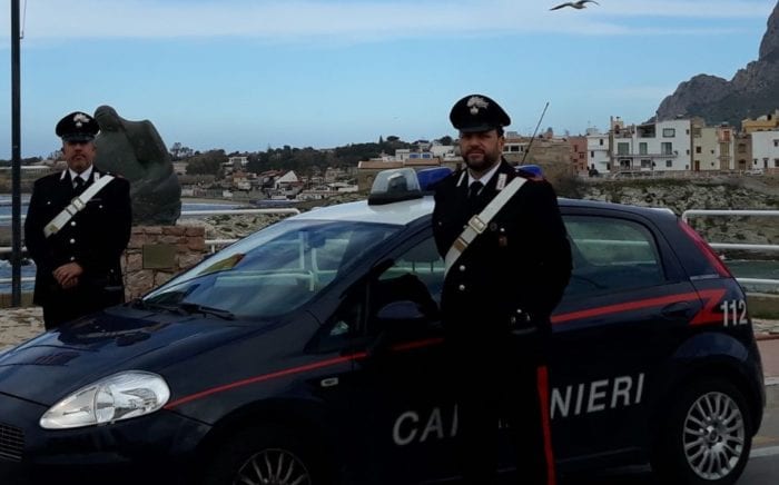 Tenta di uccidere la vicina con un tubo di ferro. Arrestato 85enne a Isola delle Femmine