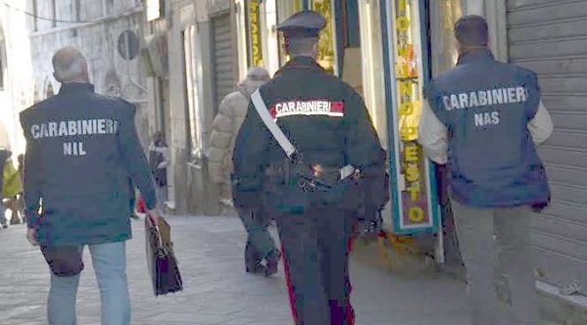 Controlli dei carabinieri a Trapani. Chiuso per cinque giorni market etnico