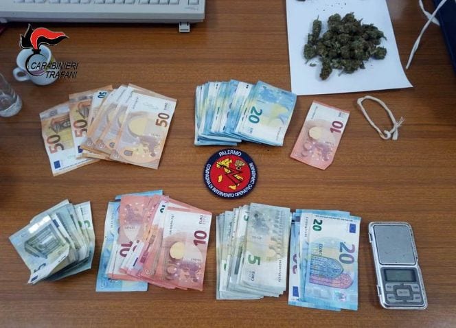Trovato in possesso di marijuana e soldi. I carabinieri arrestano fruttivendolo alcamese