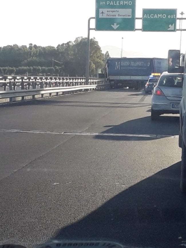 Tir si schianta contro guard rail sulla Palermo-Mazara. Trasportato in ospedale ad Alcamo