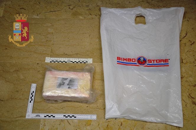 Scappa dopo aver gettato un chilo di cocaina. Arrestato pusher dalla polizia a Trapani