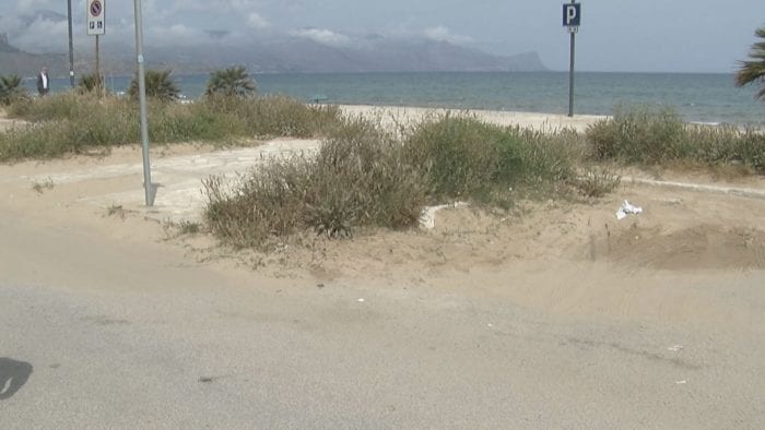 Degrado nelle aiuole e sabbia in strada ad Alcamo Marina. Soliti cumuli di rifiuti