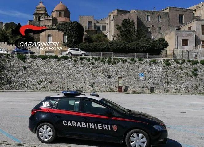Spacciatore cede una dose ma non si accorge che ci sono i carabinieri: arrestato