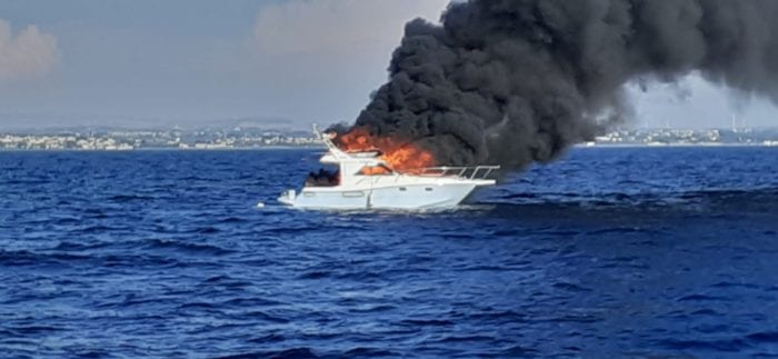 Barca in fiamme al largo di Trapani, interviene la Guardia Costiera