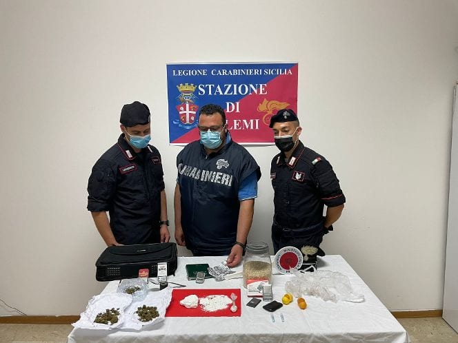 Nascondeva cocaina dentro un barattolo. Meccanico 60enne arrestato a Salemi