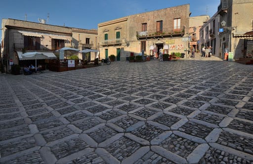 Un Punto vaccinale mobile ad Erice in Piazza della Loggia. Continua l'attività dell'Asp di Trapani