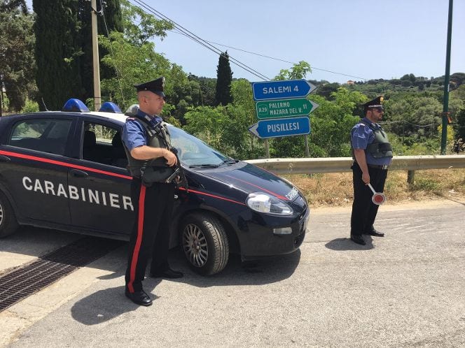 Officina non autorizzata e furto di energia. Arrestato meccanico