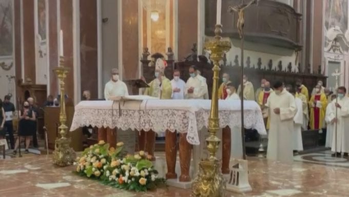 Alcamo. Festa della Madonna. La benedizione del vescovo conclude il festino