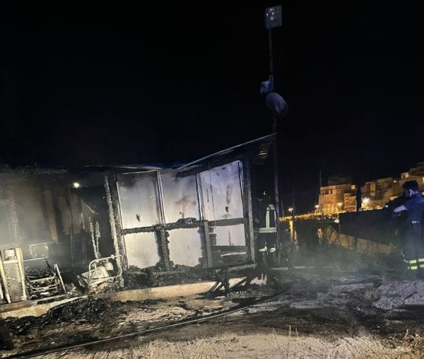 Fiamme al parcheggio di 'Cala Marina'. Dolo quasi certo. L’area è al centro di un contenzioso