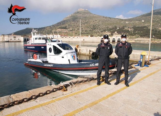Prova ad eludere i controlli andando via mare, beccato dai carabinieri a Favignana