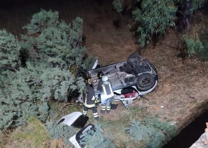 Auto finisce in scarpata, due feriti. Uno incastrato fra le lamiere