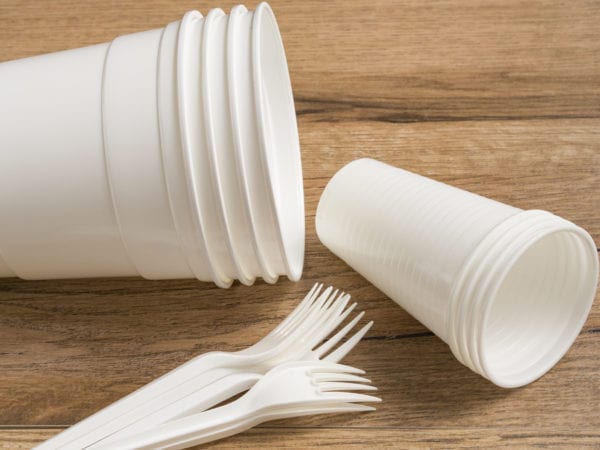Da oggi stop agli oggetti in plastica monouso
