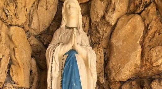Era sparita nei giorni scorsi, ritrovata al suo posto la statua della Madonna di Lourdes