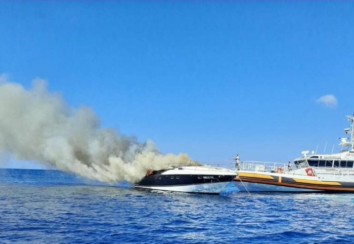 Barca prende fuoco al largo di Favignana. Salvate quattro persone a bordo