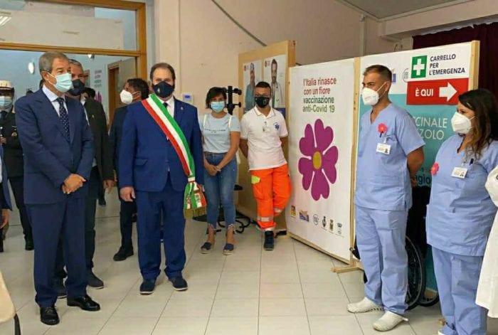 Musumeci in visita all’hub vaccinale di Buseto Palizzolo, piccolo ma funzionale
