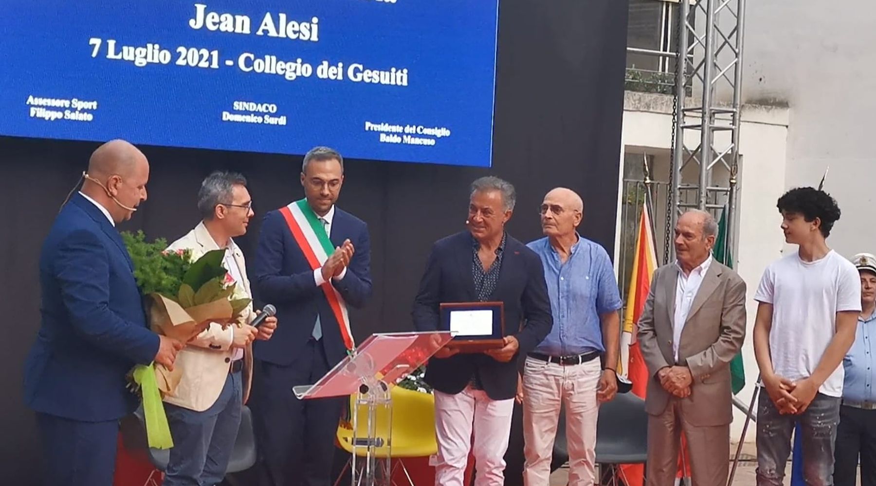 Jean Alesi, 'alcamese genuino'. L'ex ferrarista chiama la famiglia sul palco