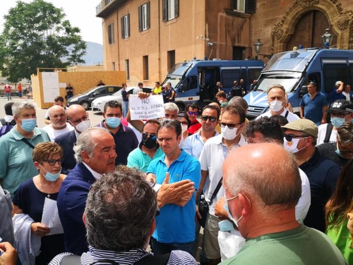 I forestali del SIFUS Confali si riuniscono davanti palazzo dei Normanni per spingere una proposta di legge
