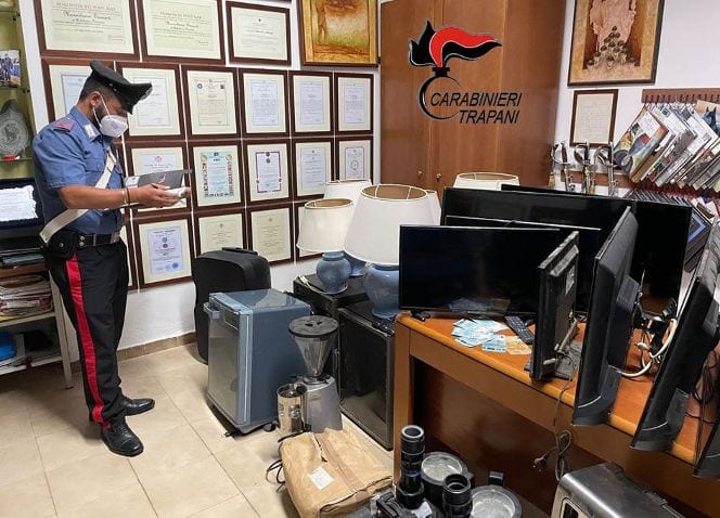 Coppia scoperta a Pantelleria con banconote false e beni rubati. Denunciati dai carabinieri