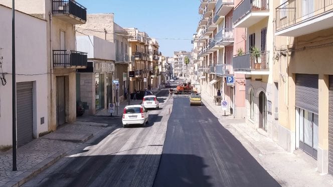 Asfalto da vecchi pneumatici, Alcamo prima in Sicilia. Posa in corso dei Mille
