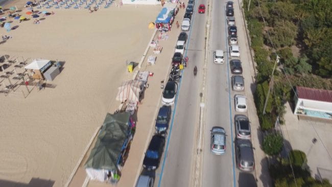 Spiaggia ‘Playa’, assalto selvaggio di ambulanti. Latitano i controlli (VIDEO)