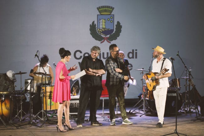Mario Venuti chiude la quarta edizione di Onda Festival a Valderice. Un elisir di musica siciliana