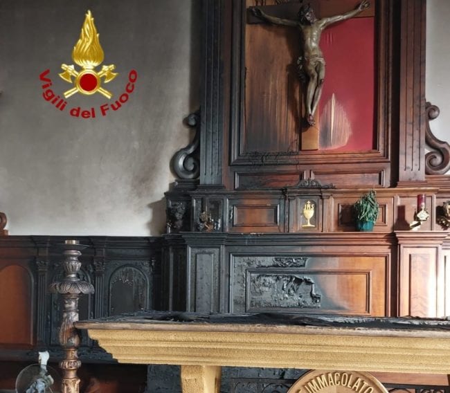 Attentato in chiesa a Marsala, pompieri evitano esplosione. Preso incendiario
