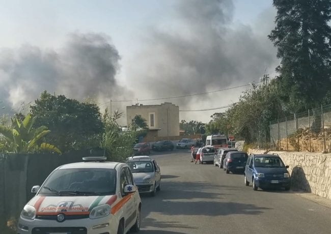 Incendio a Sicciarotta, panico fra le case. Villetta distrutta, bosco salvato