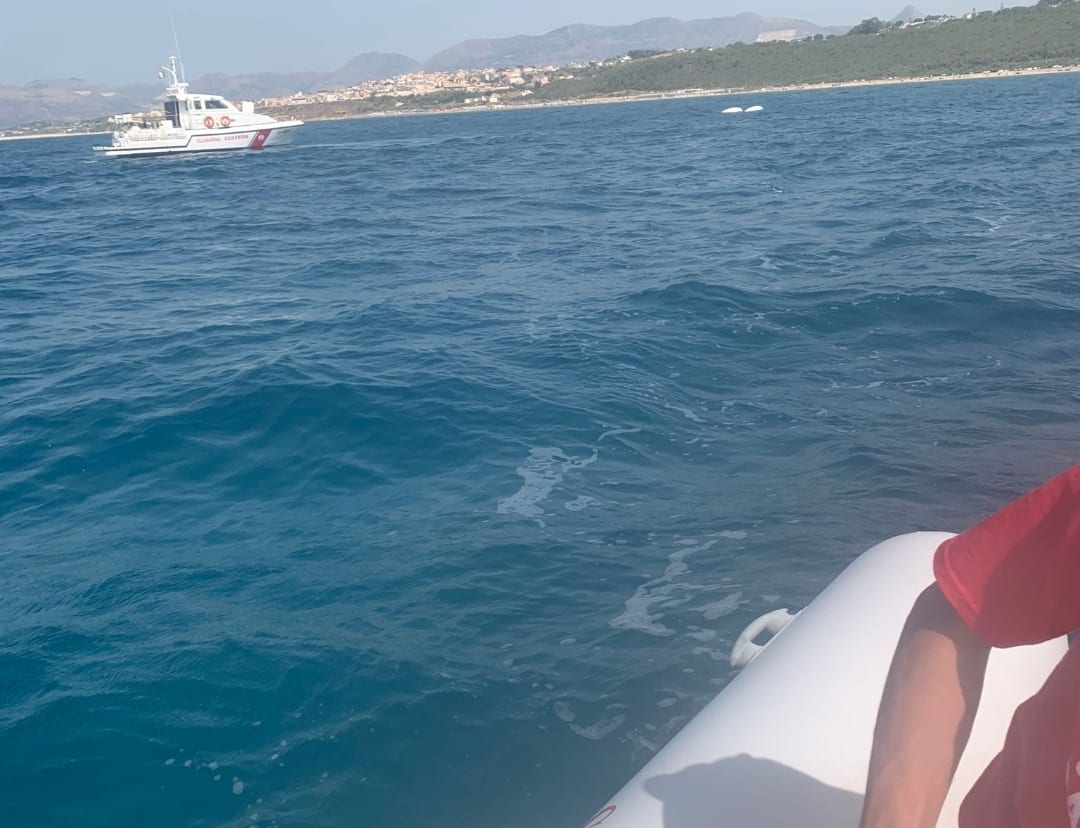 Giovani bagnini al fianco di Capitaneria e 118, doppio intervento in gommone per Alessio e Nicola