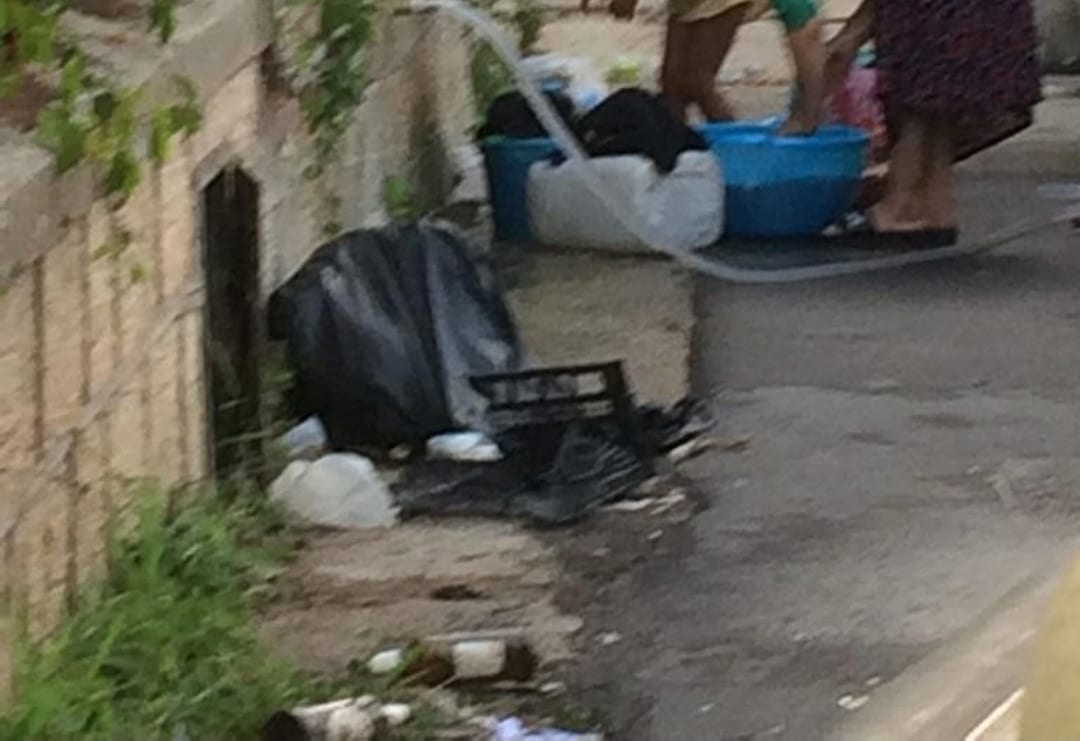 Carenza idrica ad Alcamo, via vai di autobotti e, al 'bottino', trionfano i rifiuti e si lavano panni