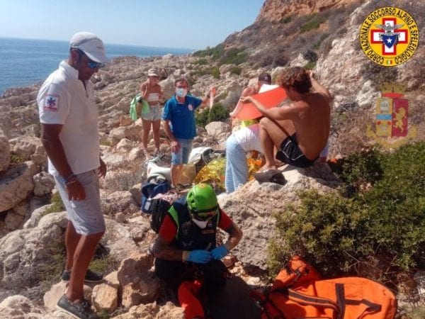 Turista in scooter finisce su scogliera a Levanzo, salvato da SASS ed elicottero Polizia