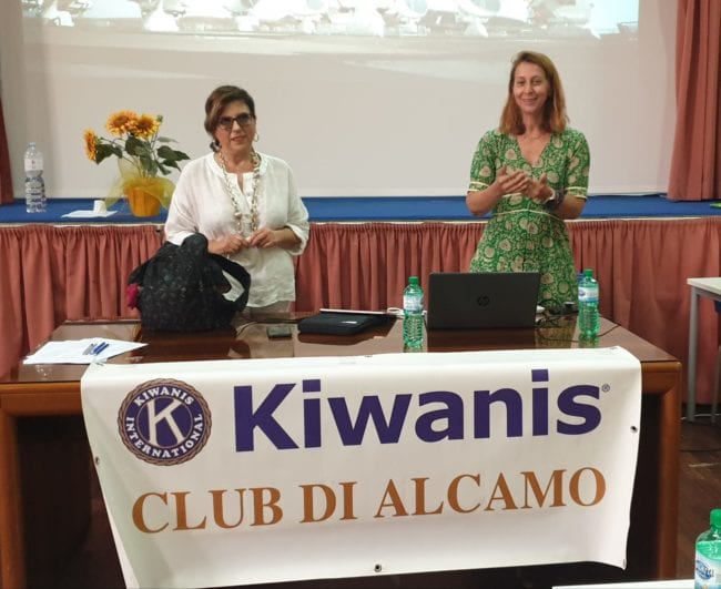 Kiwanis. Premio dell’anno a Violette Impellizzeri. Lectio magistralis della scienziata sull’ambiente alla Bagolino (VIDEO)