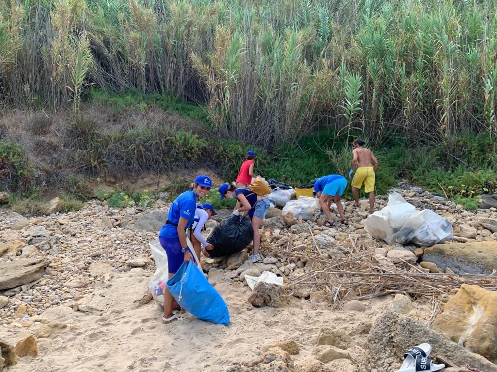 ‘MareVivo’ ripulisce spiaggia Forgia a Balestrate. Barche a vela per i rifiuti delle calette