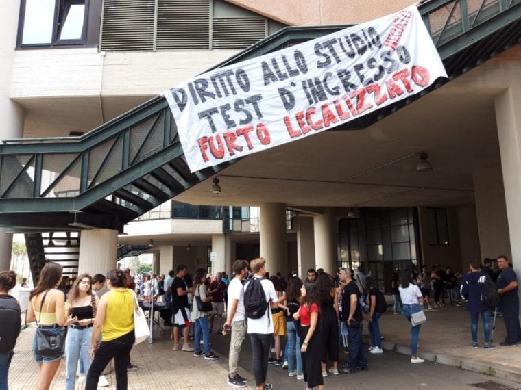 Proteste studenti per l'accesso a Medicina. "Diritto allo studio negato, no al numero chiuso!"