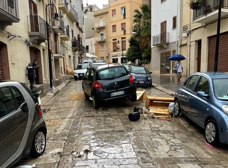 Allagamenti, alberi e detriti sulle strade. Ad Alcamo auto trascinate (FOTO)