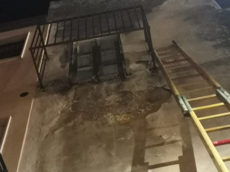 Crolla intero balcone da 10 metri, nessuno transitava in strada (VIDEO)