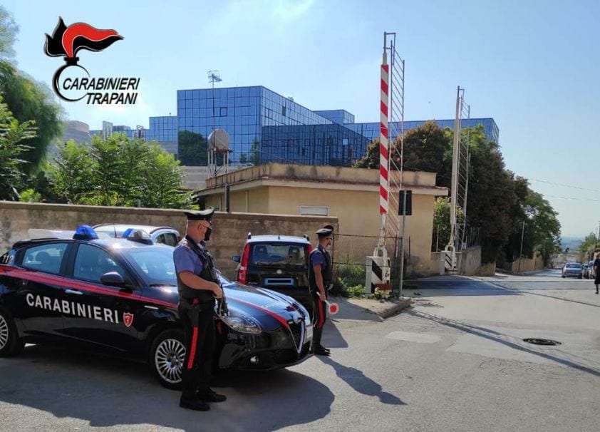 Automobilista travolge passaggio a livello a Castelvetrano. Disagi per traffico ferroviario