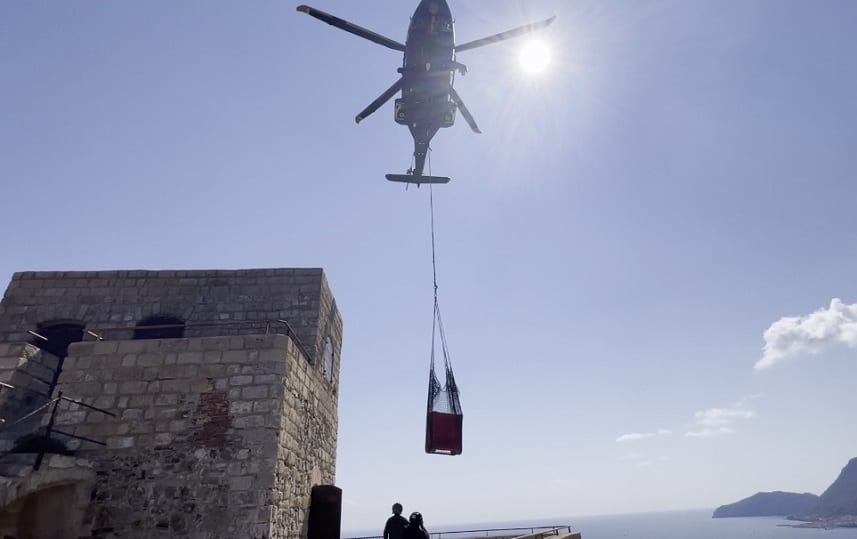 Arriva a Marettimo dal cielo un prezioso rostro punico, spettacolare consegna in elicottero