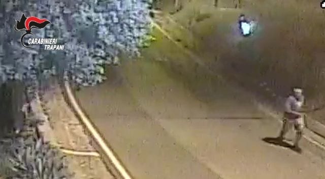 Aveva incendiato un terreno a Buseto Palizzolo. Denunciato piromane dai carabinieri (VIDEO)