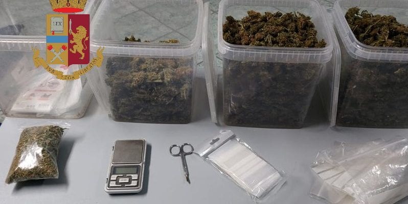 Droga in borsello tra le sigarette, in casa nei barattoli. Arrestato partinicese