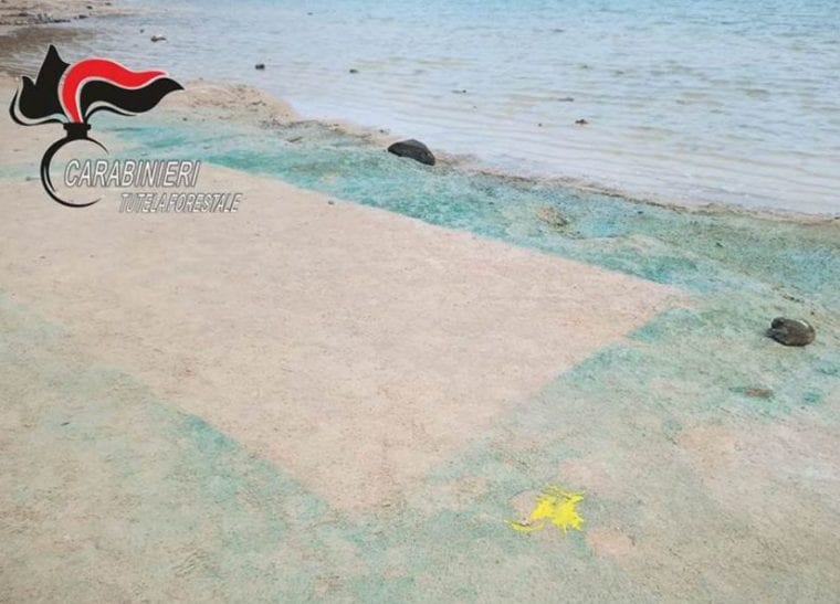 Aveva imbrattato con vernice il lago di Venere a Pantelleria. Denunciata una 60enne milanese