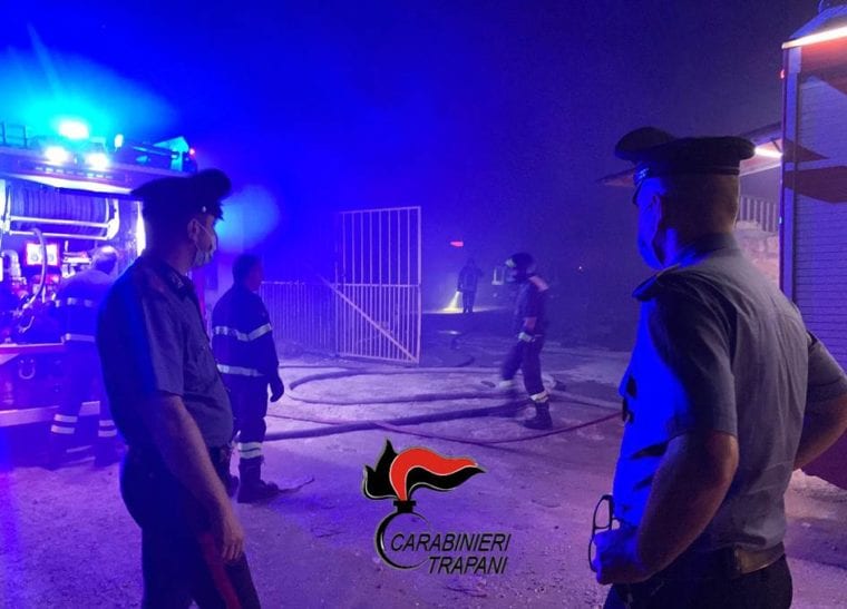 Incendio in campo migranti. Morto carbonizzato un bracciante senegalese
