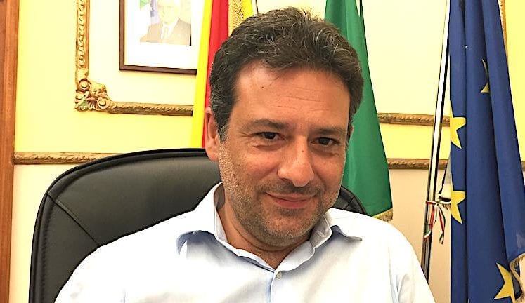 Attacchi e lettere anonime, si dimette il sindaco di Cinisi che chiede più rispetto
